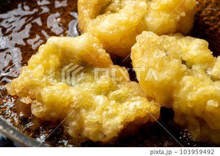 揚げ物(鱧の天ぷら)卵とじ調理シーン。麺つゆと水の入ったフライパンで煮る。 103959492