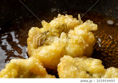 揚げ物(鱧の天ぷら)卵とじ調理シーン。麺つゆと水の入ったフライパンで煮る。 103959493