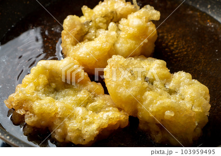 揚げ物(鱧の天ぷら)卵とじ調理シーン。麺つゆと水の入ったフライパンで煮る。 103959495