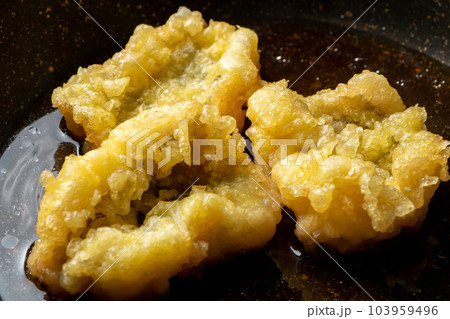 揚げ物(鱧の天ぷら)卵とじ調理シーン。麺つゆと水の入ったフライパンで煮る。 103959496