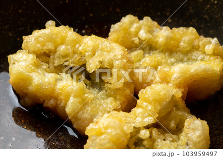 揚げ物(鱧の天ぷら)卵とじ調理シーン。麺つゆと水の入ったフライパンで煮る。 103959497