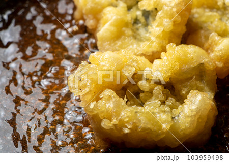 揚げ物(鱧の天ぷら)卵とじ調理シーン。麺つゆと水の入ったフライパンで煮る。 103959498