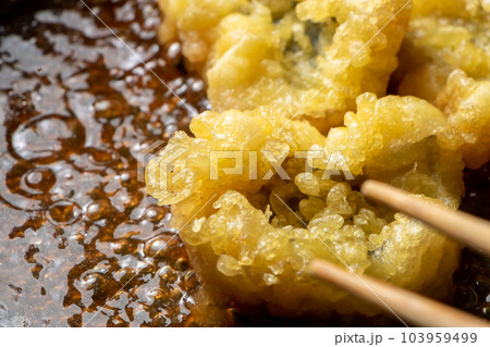 揚げ物(鱧の天ぷら)卵とじ調理シーン。麺つゆと水の入ったフライパンで煮る。 103959499