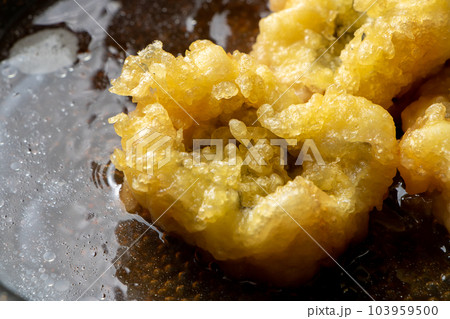 揚げ物(鱧の天ぷら)卵とじ調理シーン。麺つゆと水の入ったフライパンで煮る。 103959500