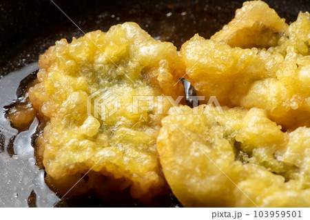 揚げ物(鱧の天ぷら)卵とじ調理シーン。麺つゆと水の入ったフライパンで煮る。 103959501
