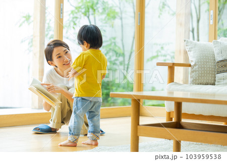 リビングの親子 103959538