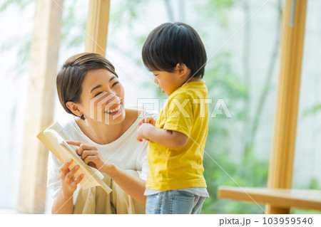 リビングの親子　 103959540