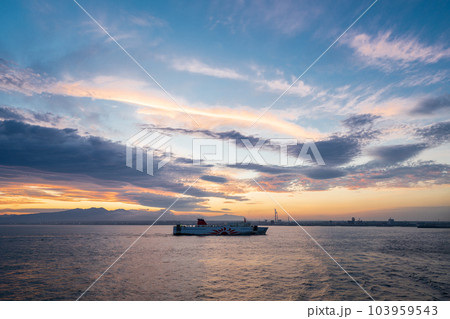 「北海道」夕景の中を進むフェリー 苫小牧 「北海道」夕景の中を進むフェリー 苫小牧 103959543