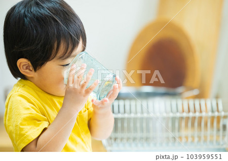 歯磨きをする男の子 103959551