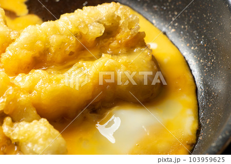 天ぷら(鱧)卵とじ調理シーン。揚げ物残り物リメイクイメージ。 103959625