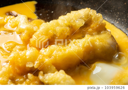 天ぷら(鱧)卵とじ調理シーン。揚げ物残り物リメイクイメージ。 103959626