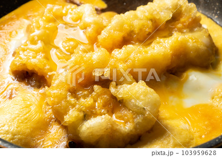天ぷら(鱧)卵とじ調理シーン。揚げ物残り物リメイクイメージ。 天ぷら(鱧)卵とじ調理シーン。揚げ物残り物リメイクイメージ。 103959628