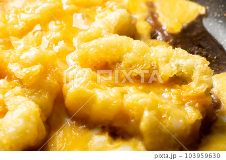 天ぷら(鱧)卵とじ調理シーン。揚げ物残り物リメイクイメージ。 103959630