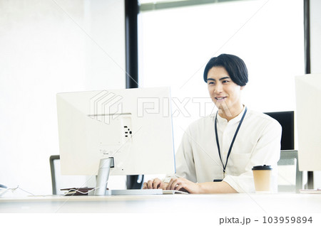 男性 オフィス パソコン ビジネス 笑顔 男性 オフィス パソコン ビジネス 笑顔 103959894