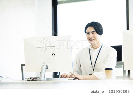 男性　オフィス　パソコン　ビジネス　笑顔 103959898