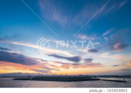 「北海道」夕刻の苫小牧港 「北海道」夕刻の苫小牧港 103959901