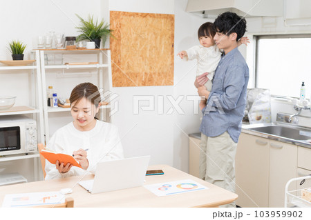 夫に子守を分担してもらって、メモを取りながら在宅ワークする妻 夫に子守を分担してもらって、メモを取りながら在宅ワークする妻 103959902