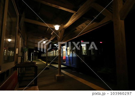 千葉　銚子　銚子電鉄　夜の外川駅 103960297