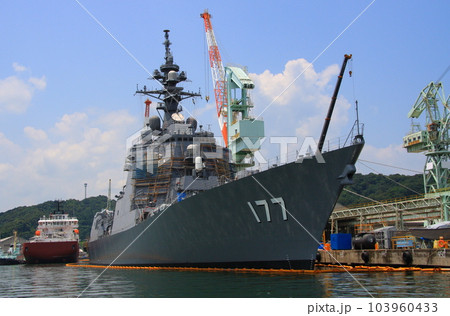 海上自衛隊の護衛艦DDG-177「あたご」：舞鶴で整備中の情景 103960433