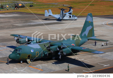 航空自衛隊のC-130輸送機と、在日アメリカ海兵隊のV-22オスプレイ 103960436
