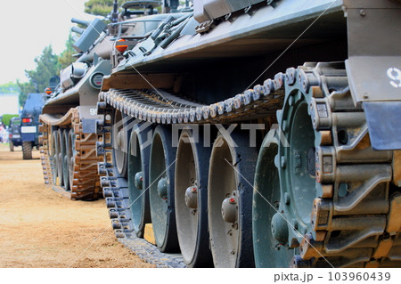 陸上自衛隊の74式戦車（キャタピラー部分の拡大） 103960439