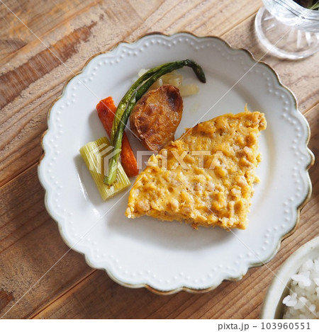 オープンオムレツで朝ごはん。 103960551