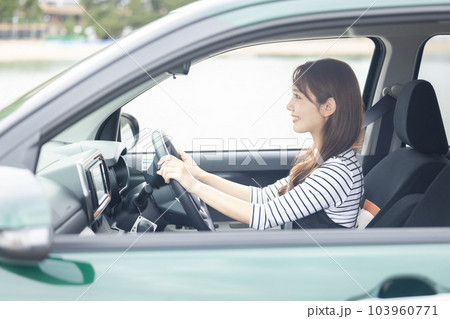ドライブ　女性　旅行 103960771