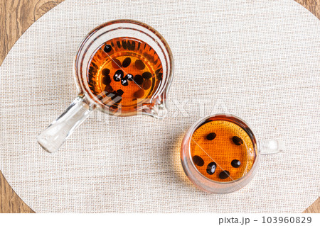 健康飲料　黒豆茶　Health drink black soybean tea 103960829