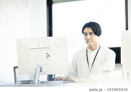 男性 オフィス パソコン ビジネス 真剣 男性 オフィス パソコン ビジネス 真剣 103960916