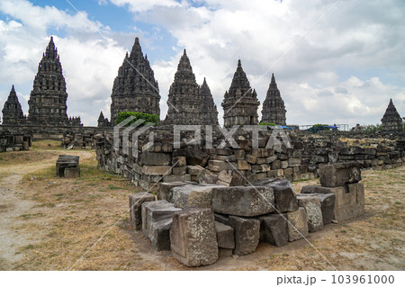 プランバナン寺院群と復旧中の史跡 103961000