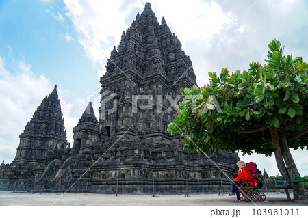 プランバナン寺院と休憩する地元の観光客たち プランバナン寺院と休憩する地元の観光客たち 103961011