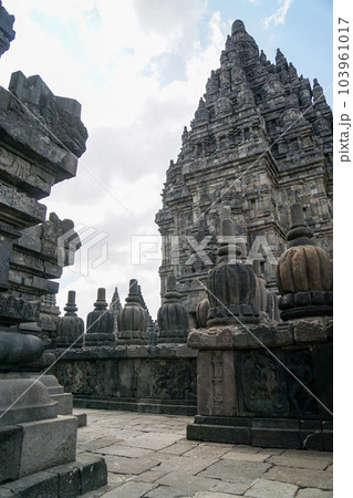プランバナン寺院群の観光風景 103961017