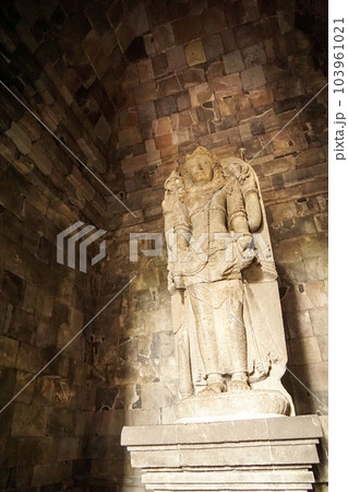 プランバナン寺院の仏塔の石造 103961021