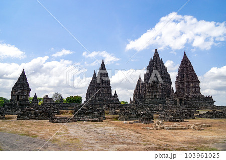 プランバナン寺院群と青空 プランバナン寺院群と青空 103961025