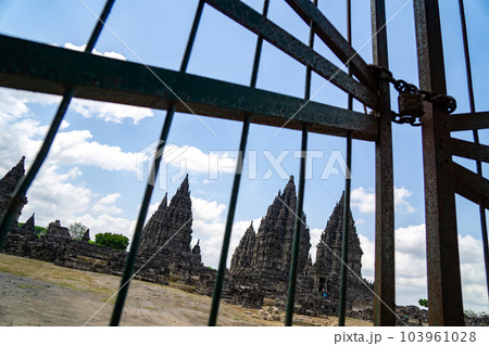 プランバナン寺院群と施錠された門の風景 103961028