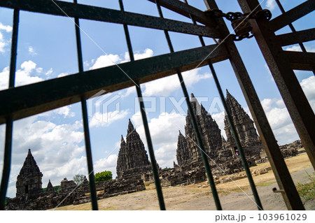 プランバナン寺院群と封鎖された門 103961029