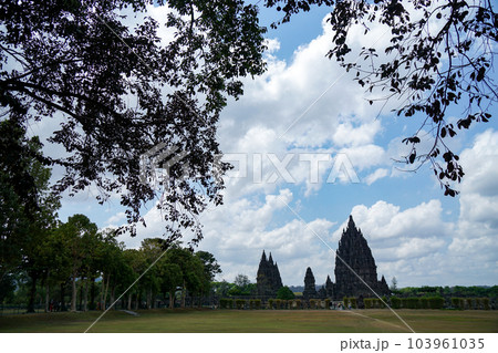 プランバナン寺院群と木の葉のシルエット プランバナン寺院群と木の葉のシルエット 103961035