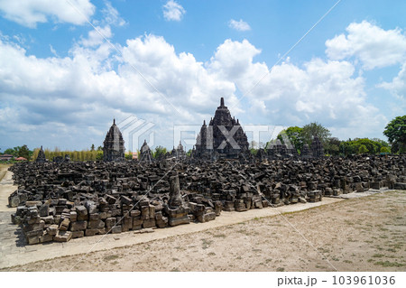 修復中のプランバナン寺院群(セウ寺院)の風景 103961036