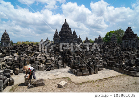 修復作業中のセウ寺院(プランバナン寺院群)の風景 103961038