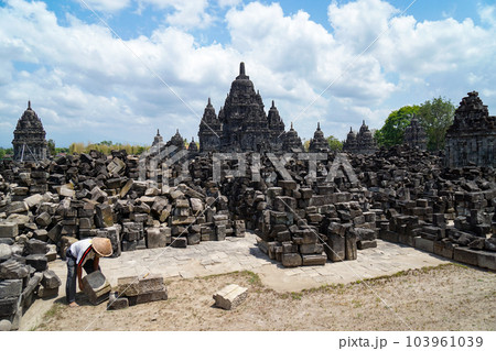 修復作業中のセウ寺院(プランバナン寺院群)の風景 修復作業中のセウ寺院(プランバナン寺院群)の風景 103961039