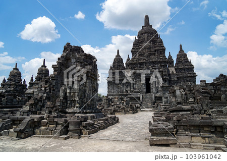 雄大なセウ寺院(プランバナン寺院群)の風景 103961042