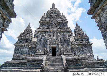 セウ寺院(プランバナン寺院群)の迫力ある本堂 103961045