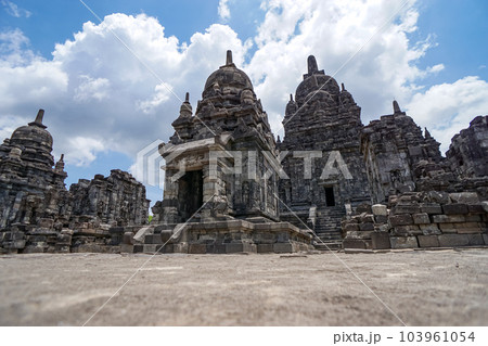 セウ寺院(プランバナン寺院群)のローアングル写真 103961054