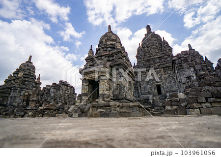 セウ寺院(プランバナン寺院群)のローアングルショット 103961056
