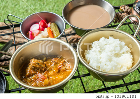 キャンプでカレー料理 food using a bonfire at the campsite キャンプでカレー料理 food using a bonfire at the campsite 103961181