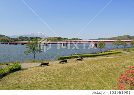 繋温泉、手つなぎ広場から岩手山を望む 繋温泉、手つなぎ広場から岩手山を望む 103961901