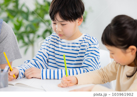 学童保育イメージ　　　 103961902