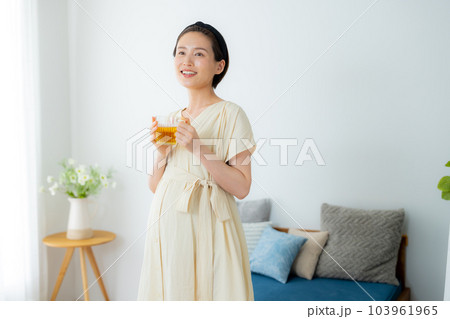 妊婦 リビング 妊婦 リビング 103961965