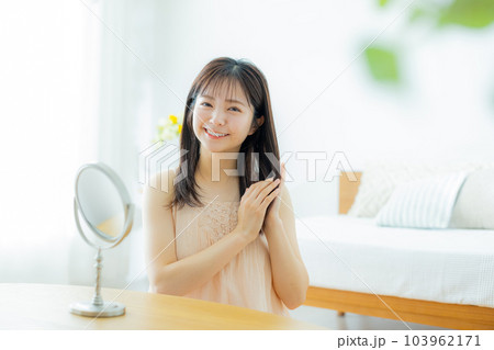 スキンケアイメージ　ヘアケア 103962171
