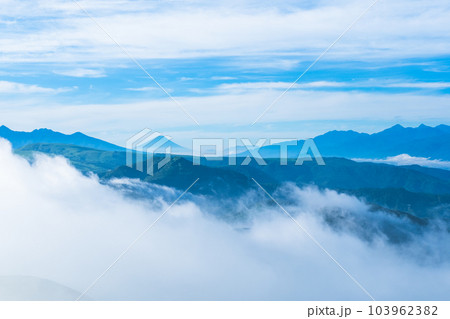 信州ビーナスライン・三峰山山頂の景色（富士山を望む） 103962382
